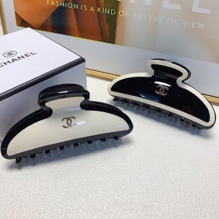 CHANEL Bianca Monochrome Signature Hair Claw Clip